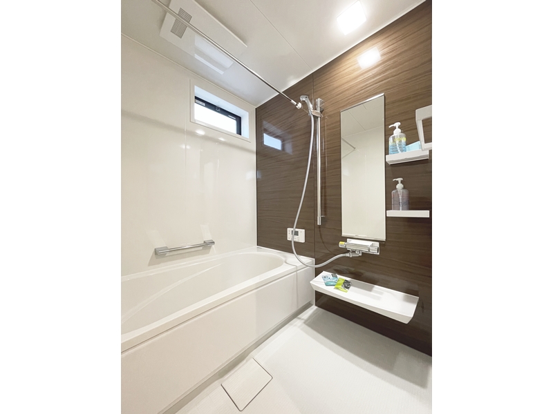 1号地　浴室はホーロークリーンパネルなので普段のお手入れは入浴後にシャワーとスポンジで洗い流すだけ！ 浴室乾燥機付きで雨の日でも安心です！